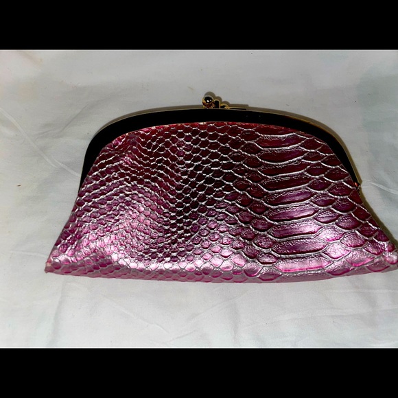 Deux Lux Pink Metallic Fold Over Clutch With Snap Closure.. New - Picture 8 of 15